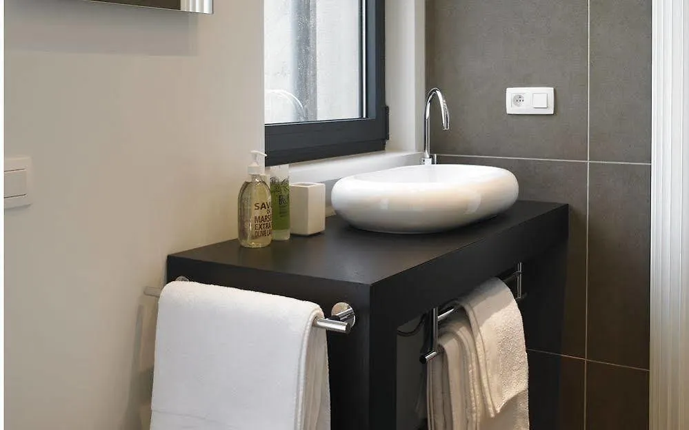 Homefeek Antwerp Hotel
